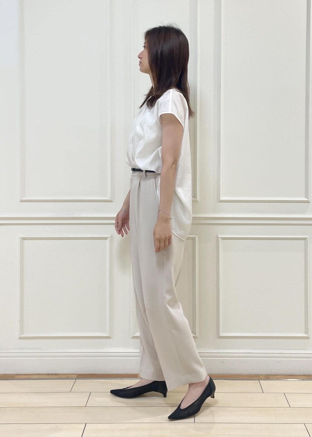 ホワイト系のシャツ/ブラウス、ベージュ系のその他パンツ、ベージュ系のトートバッグを着用したレディースの夏コーディネートの3枚目の写真