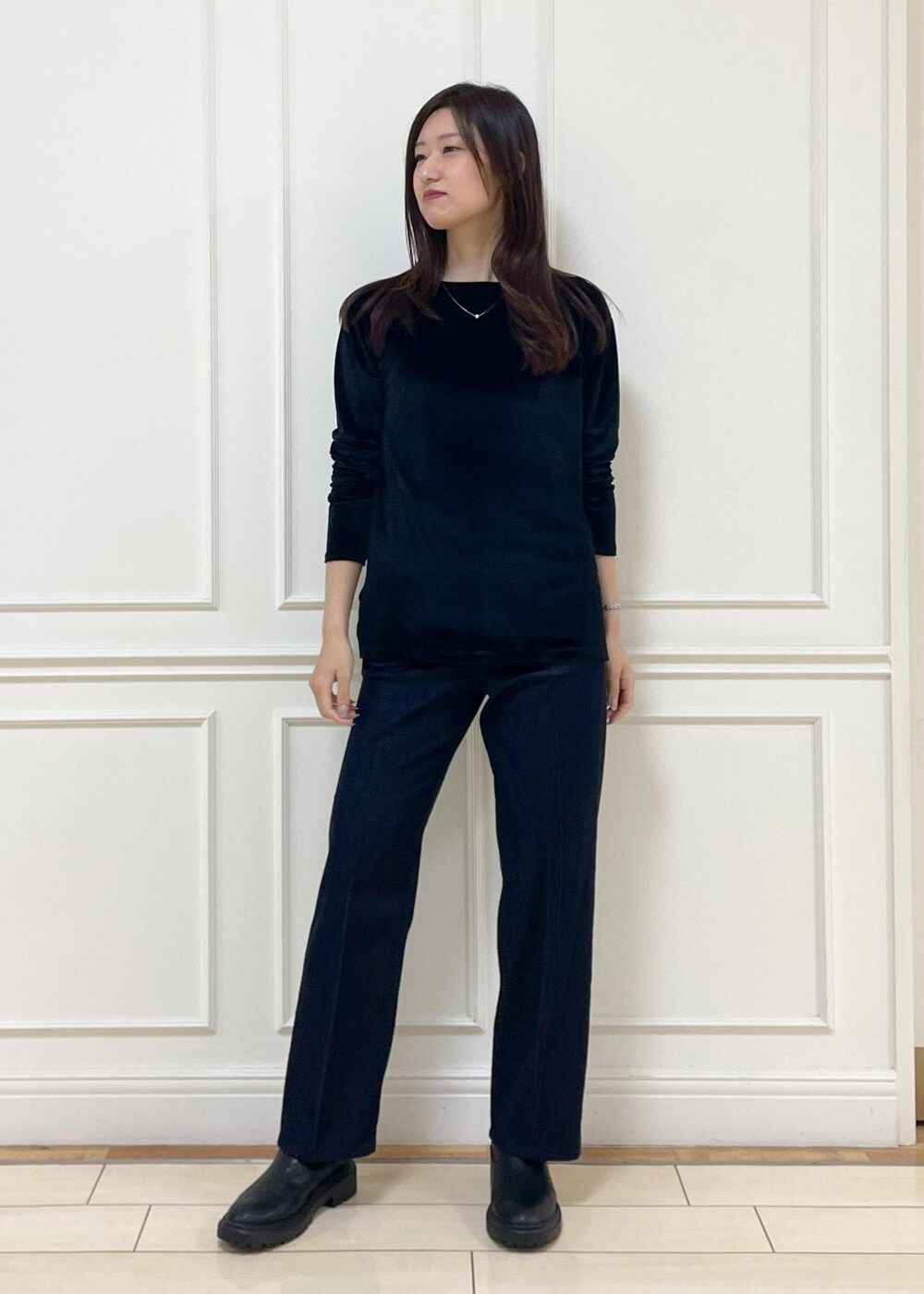 ブルー系のデニムパンツ、ホワイト系のハンドバッグ、ブルー系のノーカラージャケットを着用したレディースの秋コーディネートの5枚目の写真