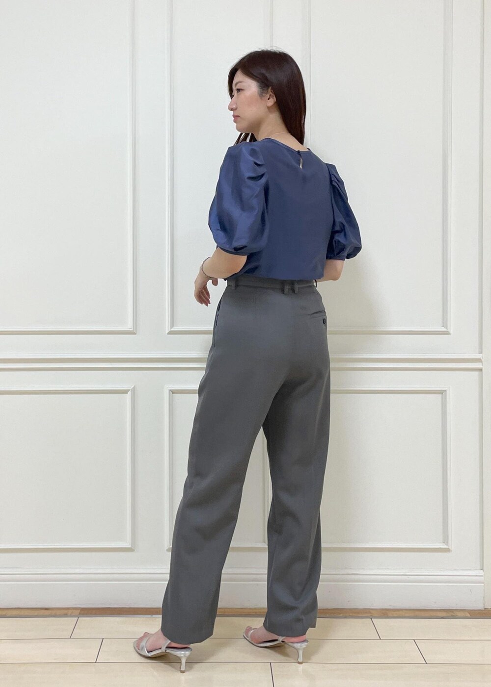 シルバー系のサンダル、グレー系のその他パンツ、ブラック系のハンドバッグを着用したレディースの春コーディネートの3枚目の写真