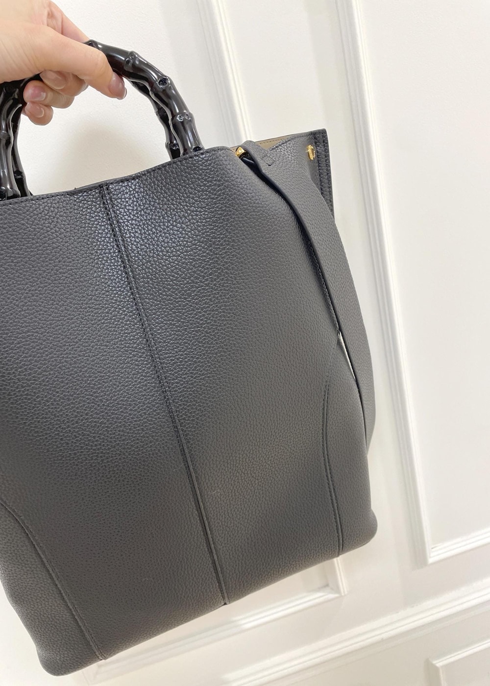 ブラック系のトートバッグ、ベージュ系のその他パンツ、ホワイト系のカーディガン/ボレロを着用したレディースの秋コーディネートの9枚目の写真