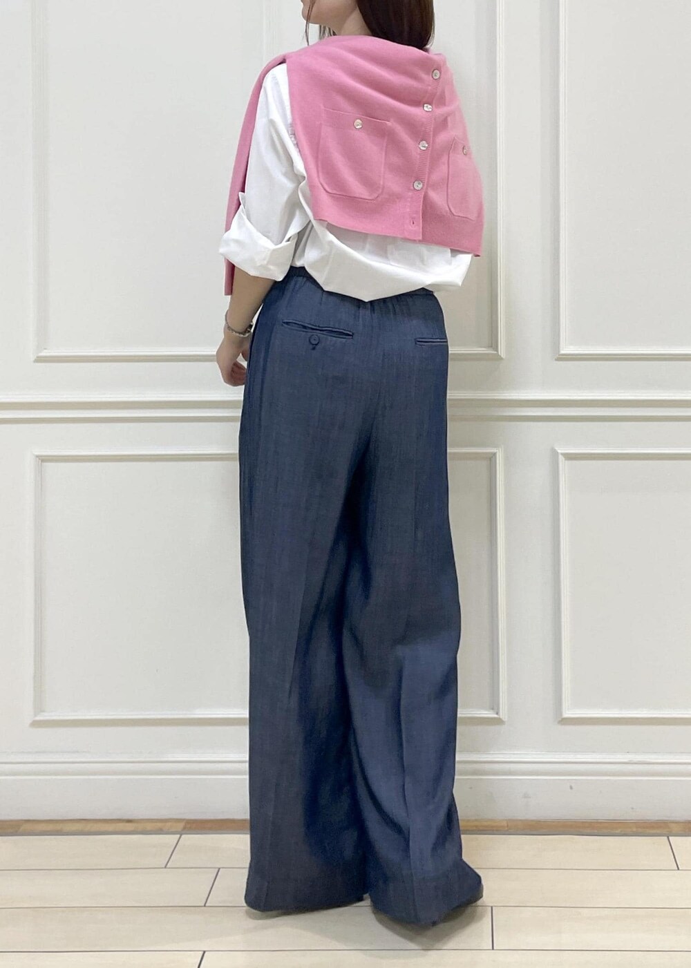 ホワイト系のシャツ/ブラウス、ブラック系のショルダーバッグ、ピンク系のカーディガン/ボレロを着用したレディースの秋コーディネートの3枚目の写真