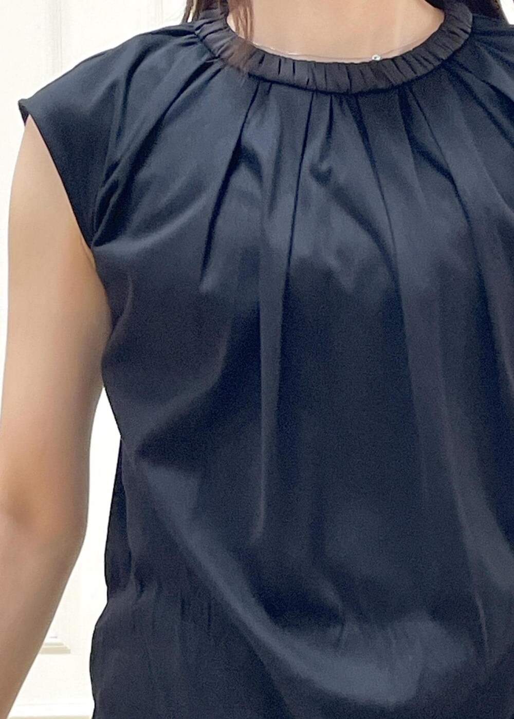 ブラック系のパンプス、レッド系のスカート、ブラック系のTシャツ/カットソーを着用したレディースの夏コーディネートの6枚目の写真