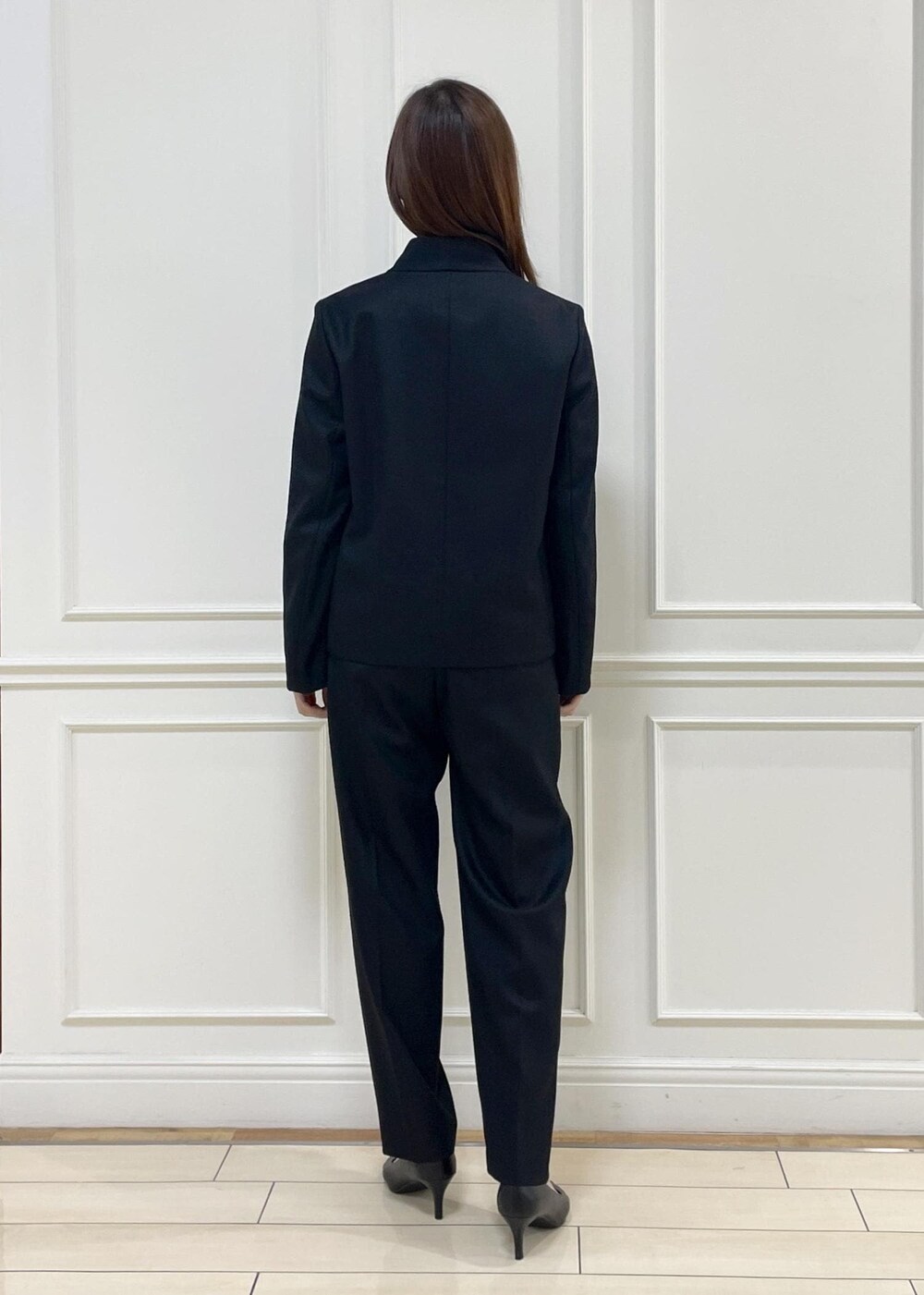 ホワイト系のトートバッグ、ブルー系のシャツ/ブラウス、ブラック系のその他パンツを着用したレディースの秋コーディネートの4枚目の写真