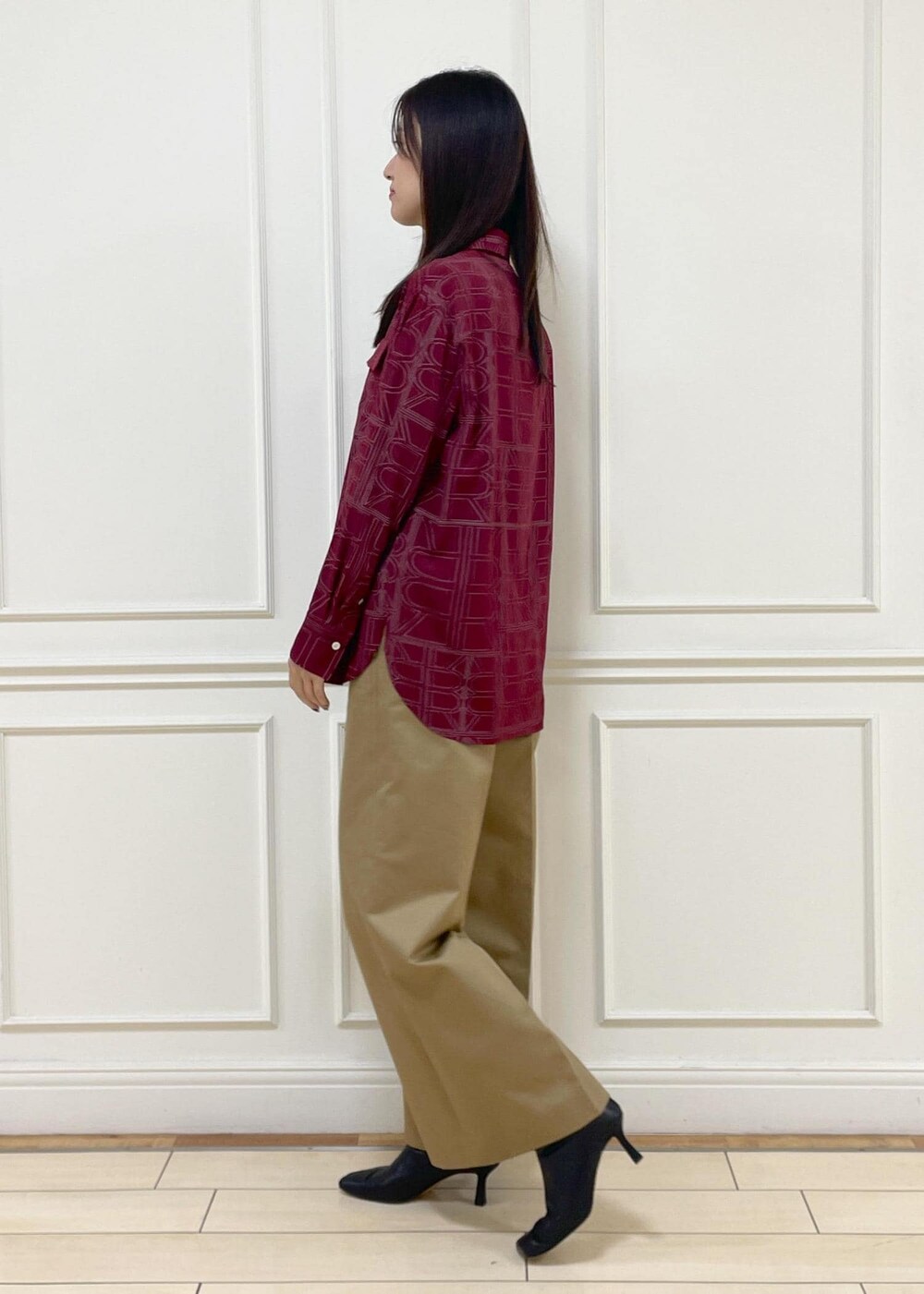 ベージュ系のハンドバッグ、ブラック系のブーツ、レッド系のシャツ/ブラウスを着用したレディースの秋コーディネートの6枚目の写真