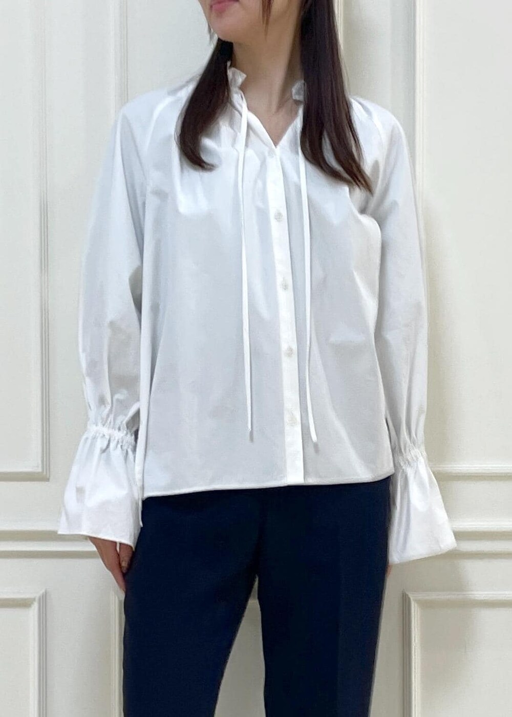 ブラック系のハンドバッグ、ホワイト系のシャツ/ブラウス、ブルー系のその他パンツを着用したレディースの冬コーディネートの5枚目の写真