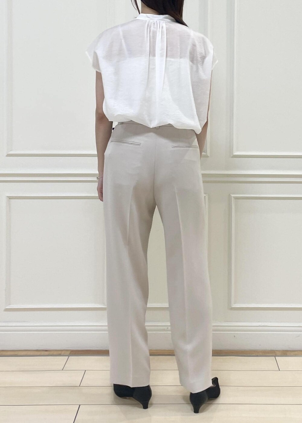 ホワイト系のシャツ/ブラウス、ベージュ系のその他パンツ、ベージュ系のトートバッグを着用したレディースの夏コーディネートの5枚目の写真