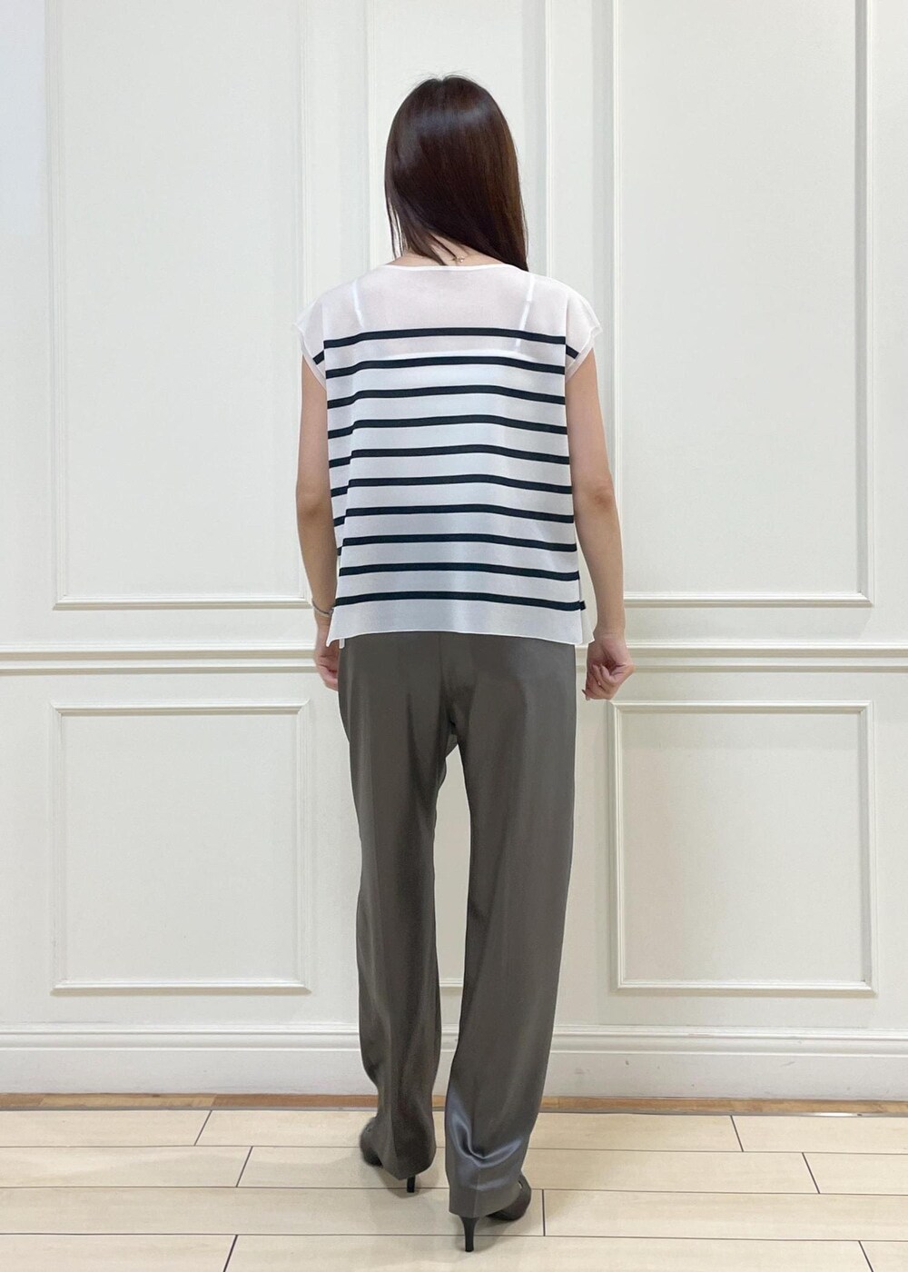 ブルー系のトートバッグ、ブルー系のテーラードジャケット、グリーン系のその他パンツを着用したレディースの秋コーディネートの8枚目の写真