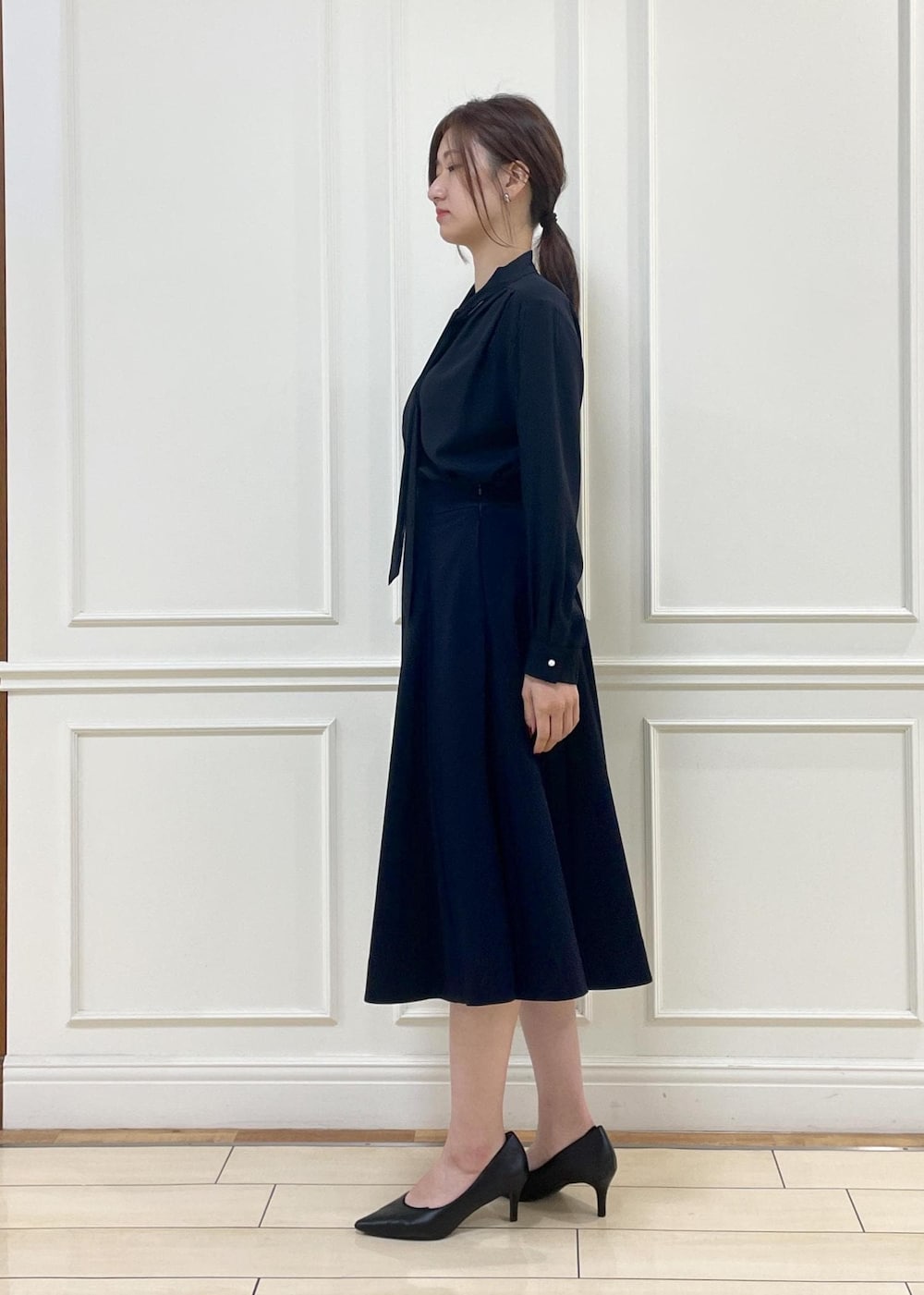 ホワイト系のハンドバッグ、ブルー系のシャツ/ブラウス、ブルー系のスカートを着用したレディースの秋コーディネートの5枚目の写真