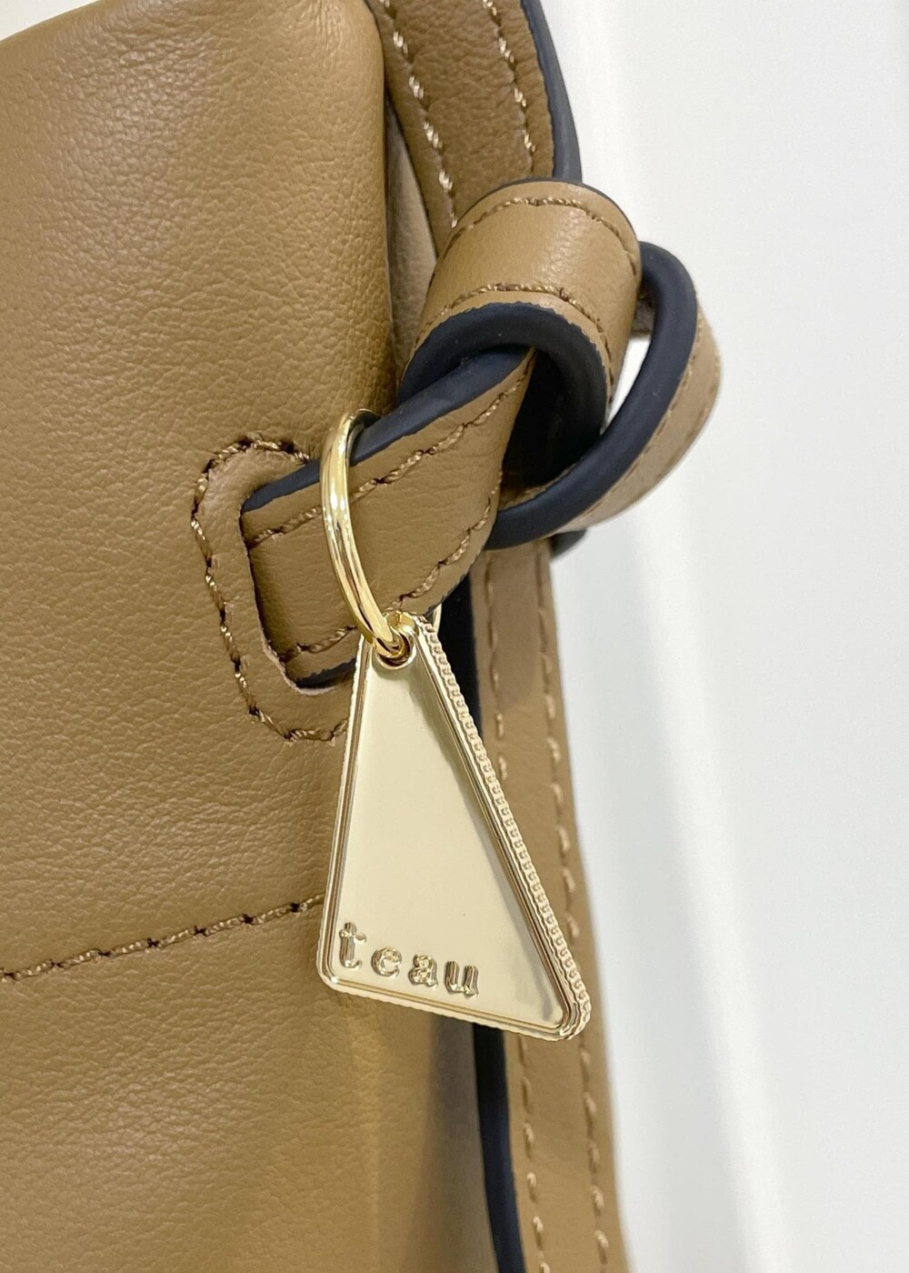 ブラック系のワンピース、ベージュ系のニット/セーター、イエロー系のハンドバッグを着用したレディースの秋コーディネートの7枚目の写真