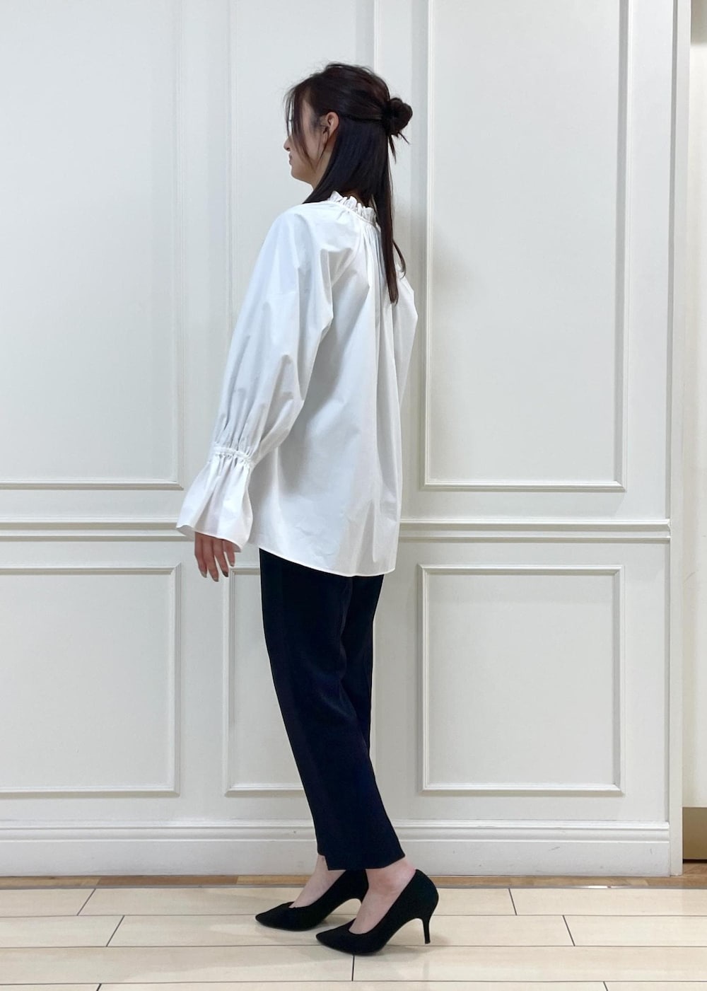 ブラック系のハンドバッグ、ホワイト系のシャツ/ブラウス、ブルー系のその他パンツを着用したレディースの冬コーディネートの6枚目の写真