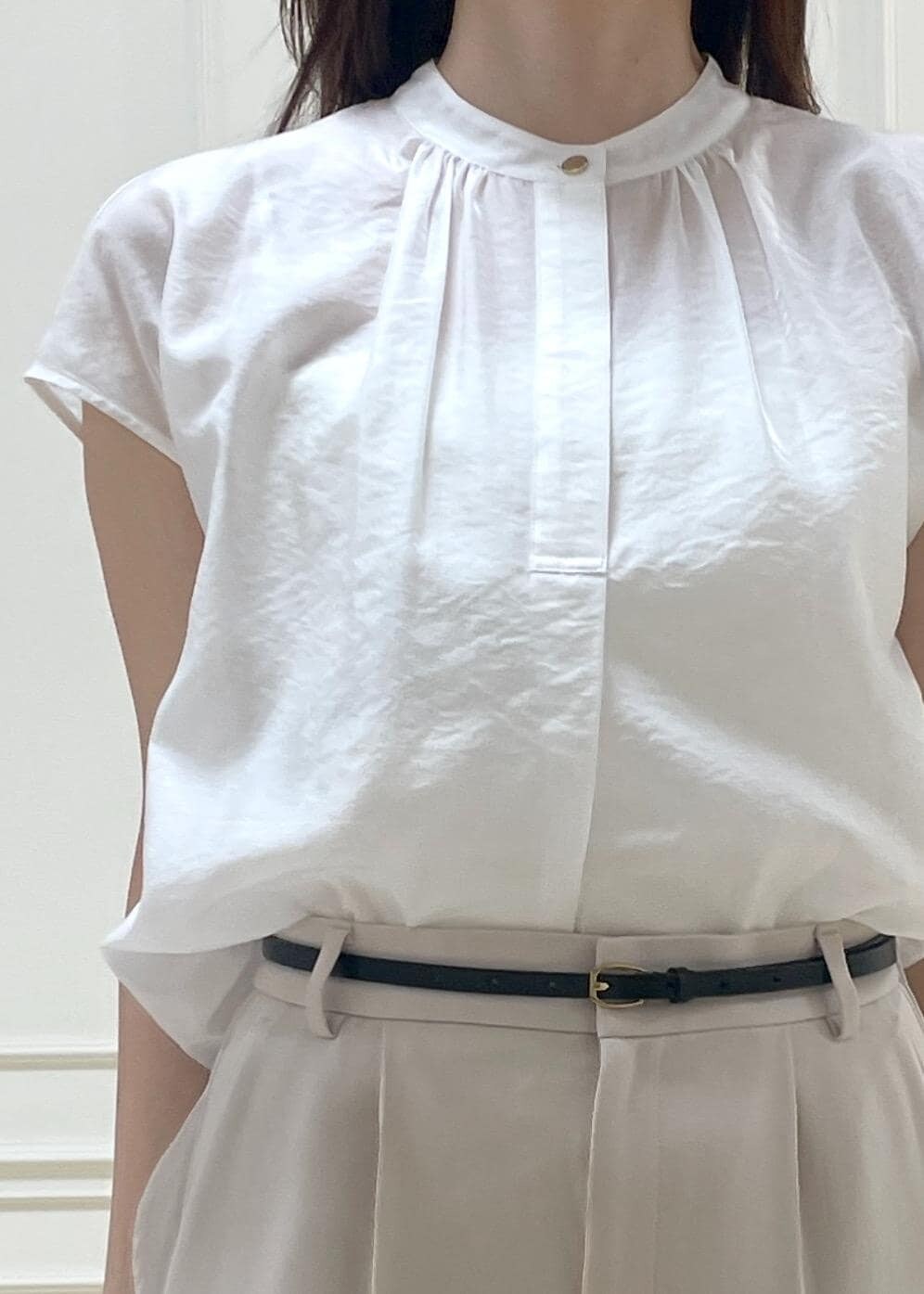 ホワイト系のシャツ/ブラウス、ベージュ系のその他パンツ、ベージュ系のトートバッグを着用したレディースの夏コーディネートの2枚目の写真