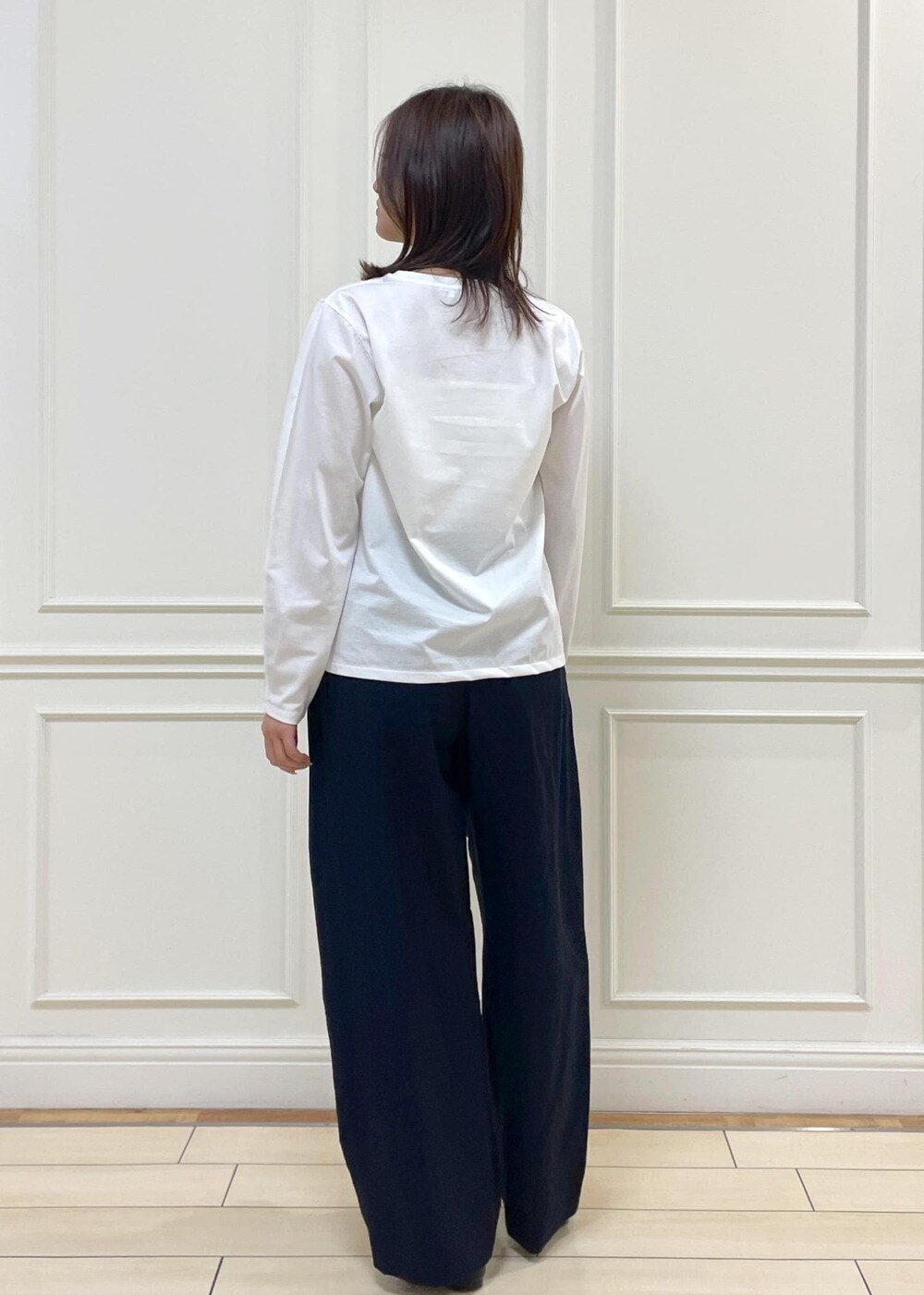 ホワイト系のショルダーバッグ、ホワイト系のTシャツ/カットソー、ブルー系のカーディガン/ボレロを着用したレディースの春コーディネートの6枚目の写真