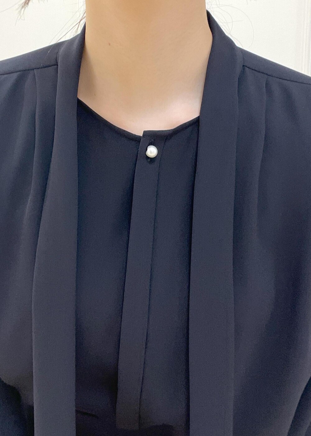 ホワイト系のハンドバッグ、ブルー系のシャツ/ブラウス、ブルー系のスカートを着用したレディースの秋コーディネートの3枚目の写真