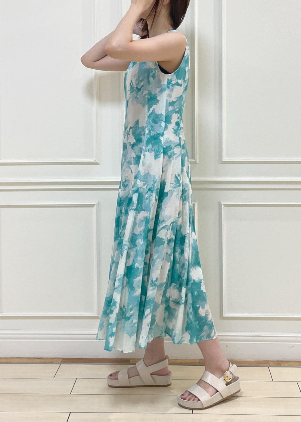 ベージュ系のショルダーバッグ、ホワイト系のシャツ/ブラウス、ベージュ系のサンダルを着用したレディースの夏コーディネートの5枚目の写真