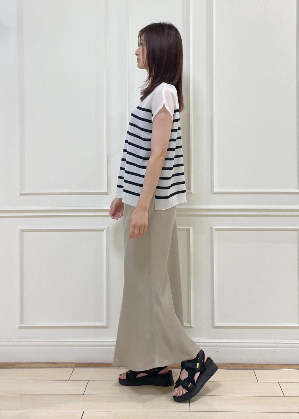 ベージュ系のショルダーバッグ、ベージュ系のスカート、ブルー系のシャツ/ブラウスを着用したレディースの夏コーディネートの3枚目の写真