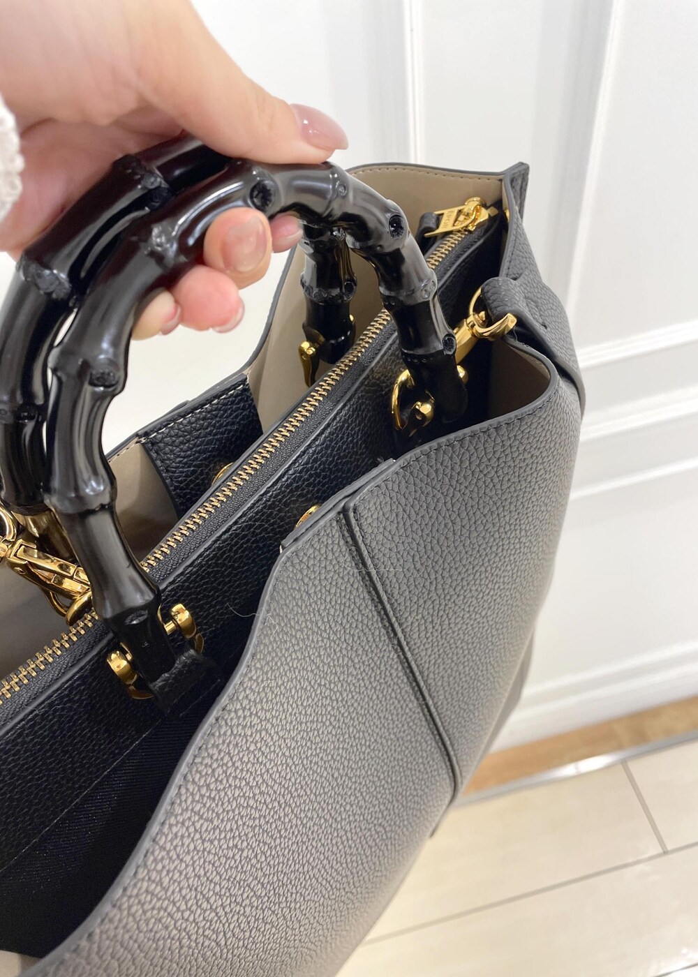 ブラック系のトートバッグ、ベージュ系のその他パンツ、ホワイト系のカーディガン/ボレロを着用したレディースの秋コーディネートの10枚目の写真