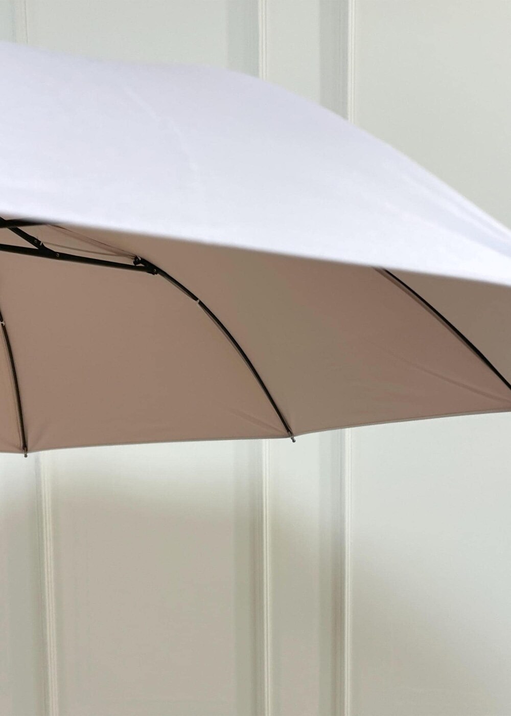 ベージュ系のショルダーバッグ、ベージュ系のスカート、ブルー系のシャツ/ブラウスを着用したレディースの夏コーディネートの9枚目の写真