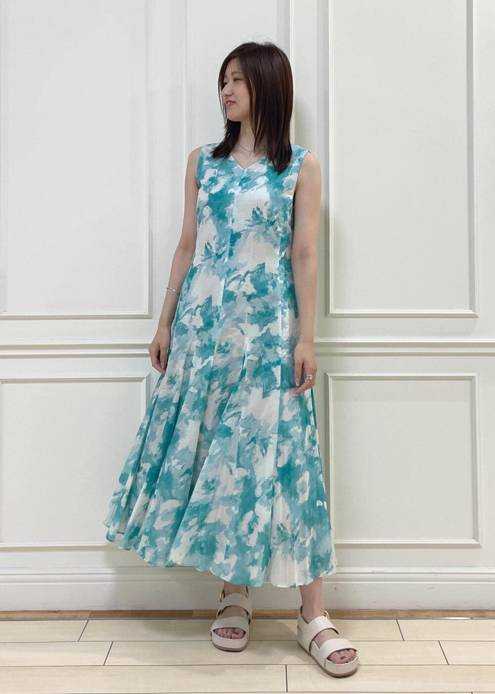 ベージュ系のショルダーバッグ、ホワイト系のシャツ/ブラウス、ベージュ系のサンダルを着用したレディースの夏コーディネートの4枚目の写真