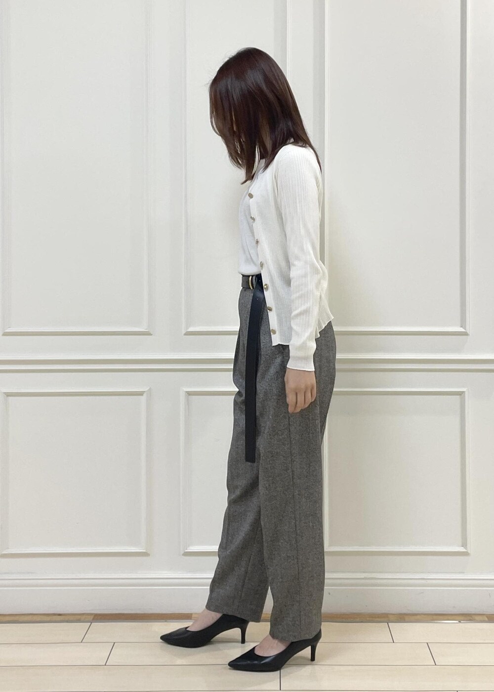 ブラック系のハンドバッグ、ホワイト系のカーディガン/ボレロ、ホワイト系のニット/セーターを着用したレディースの秋コーディネートの2枚目の写真