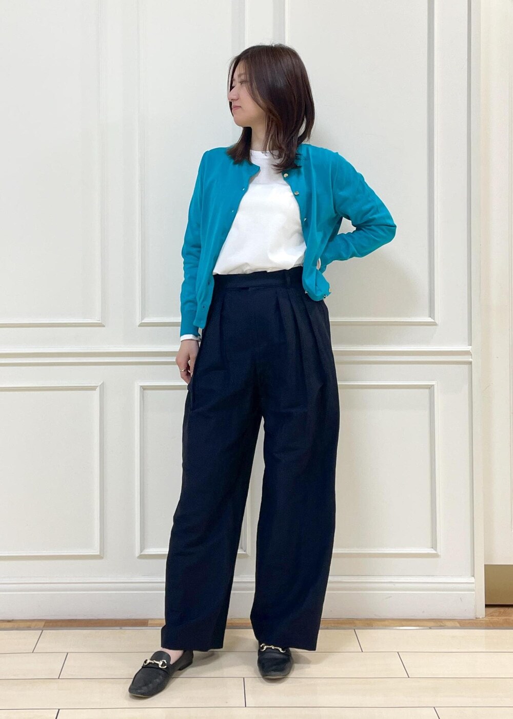 ホワイト系のショルダーバッグ、ホワイト系のTシャツ/カットソー、ブルー系のカーディガン/ボレロを着用したレディースの春コーディネートの2枚目の写真