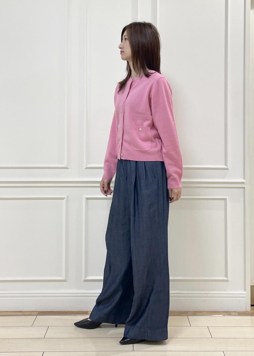 ホワイト系のシャツ/ブラウス、ブラック系のショルダーバッグ、ピンク系のカーディガン/ボレロを着用したレディースの秋コーディネートの8枚目の写真