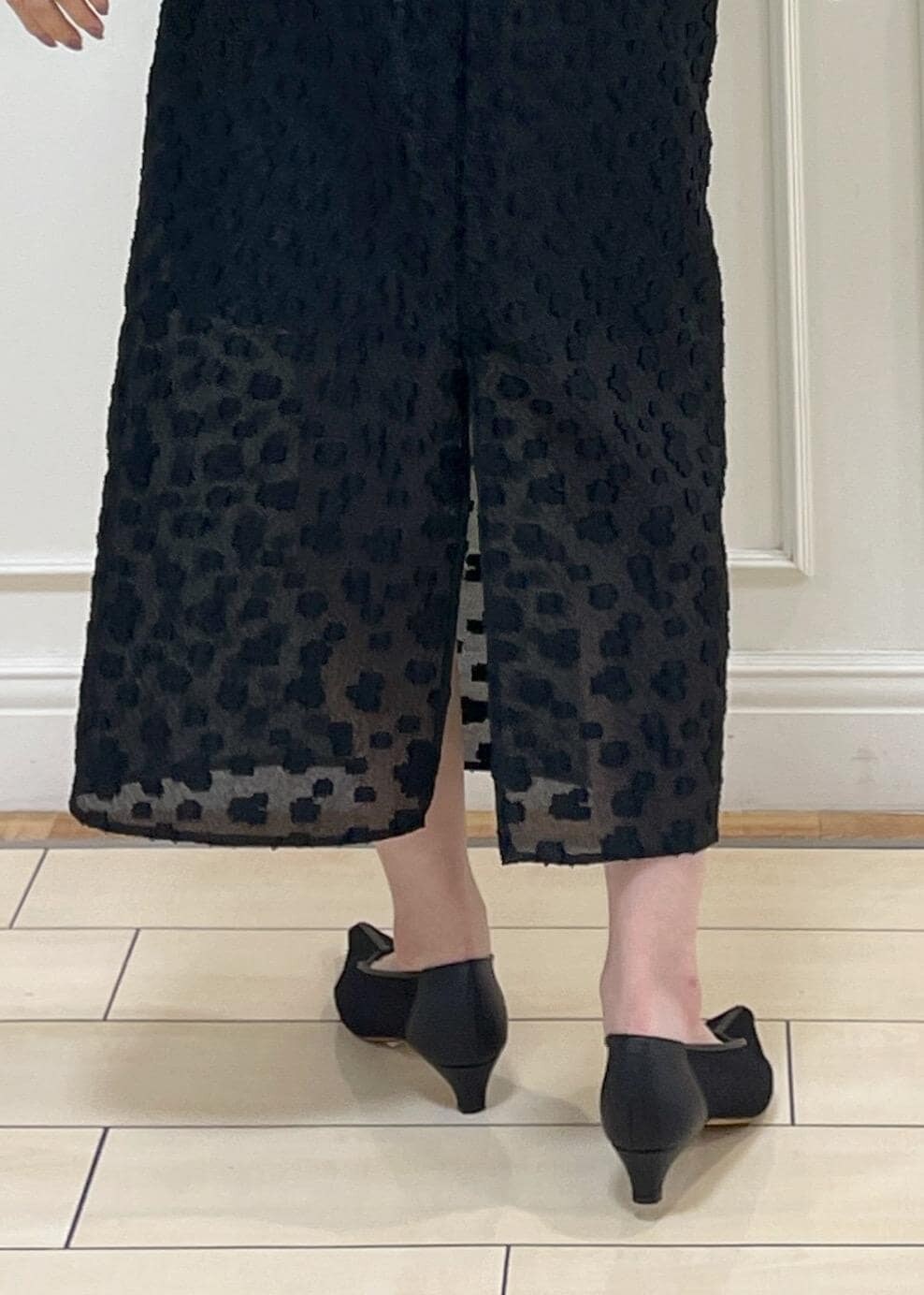 ブラック系のスカート、ホワイト系のハンドバッグ、レッド系のシャツ/ブラウスを着用したレディースの夏コーディネートの9枚目の写真