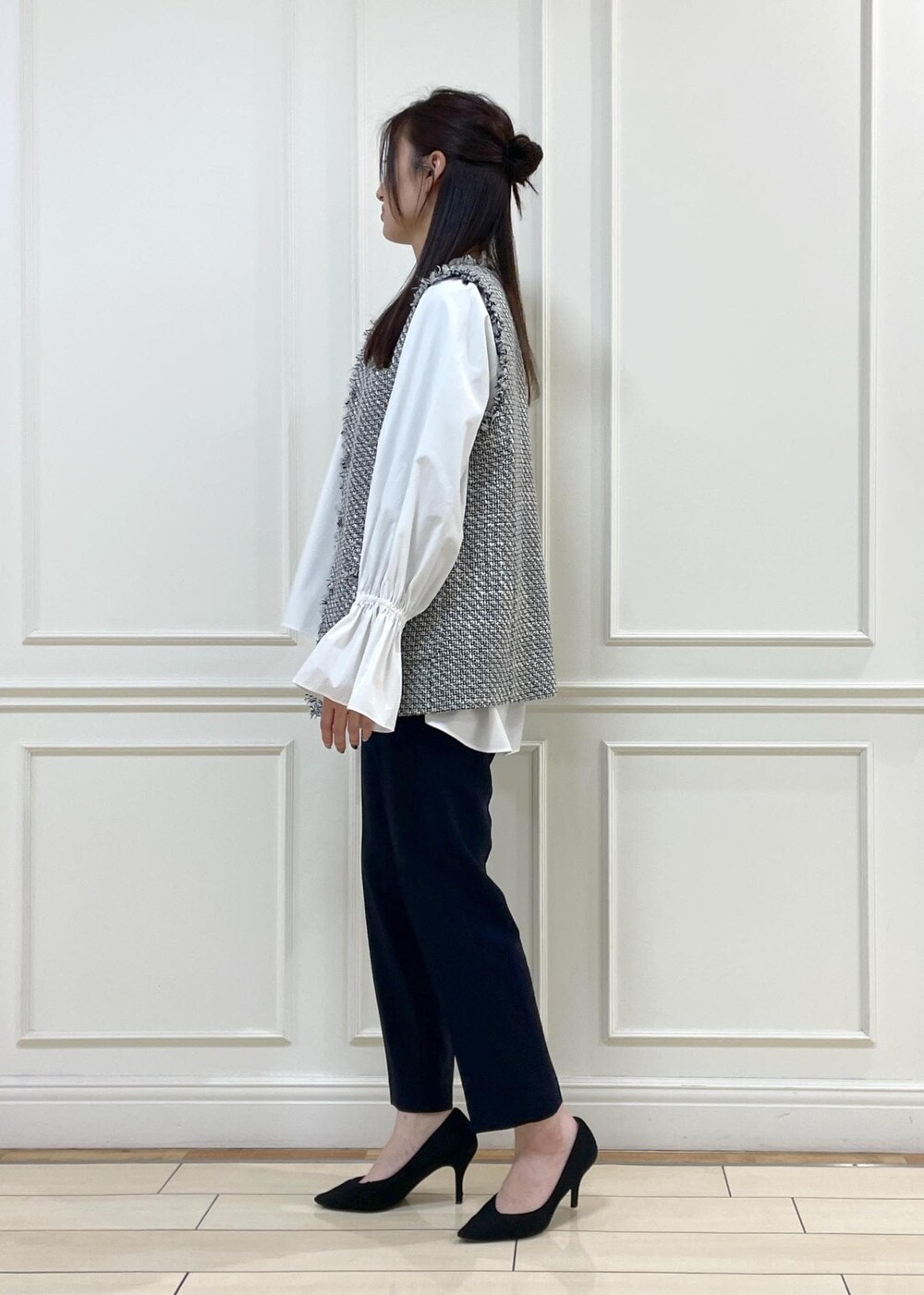 ブラック系のハンドバッグ、ホワイト系のシャツ/ブラウス、ブルー系のその他パンツを着用したレディースの冬コーディネートの2枚目の写真