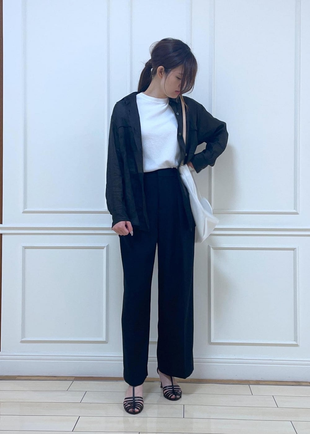 ブラック系のシャツ/ブラウス、ブラック系のサンダル、ホワイト系のTシャツ/カットソーを着用したレディースの夏コーディネートの5枚目の写真