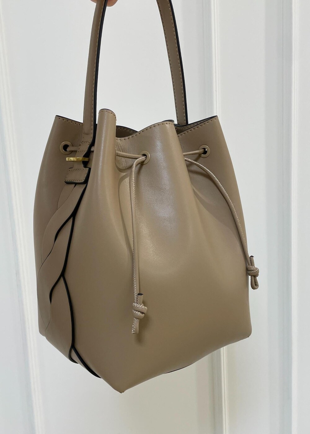 ベージュ系のショルダーバッグ、ホワイト系のシャツ/ブラウス、ベージュ系のサンダルを着用したレディースの夏コーディネートの7枚目の写真