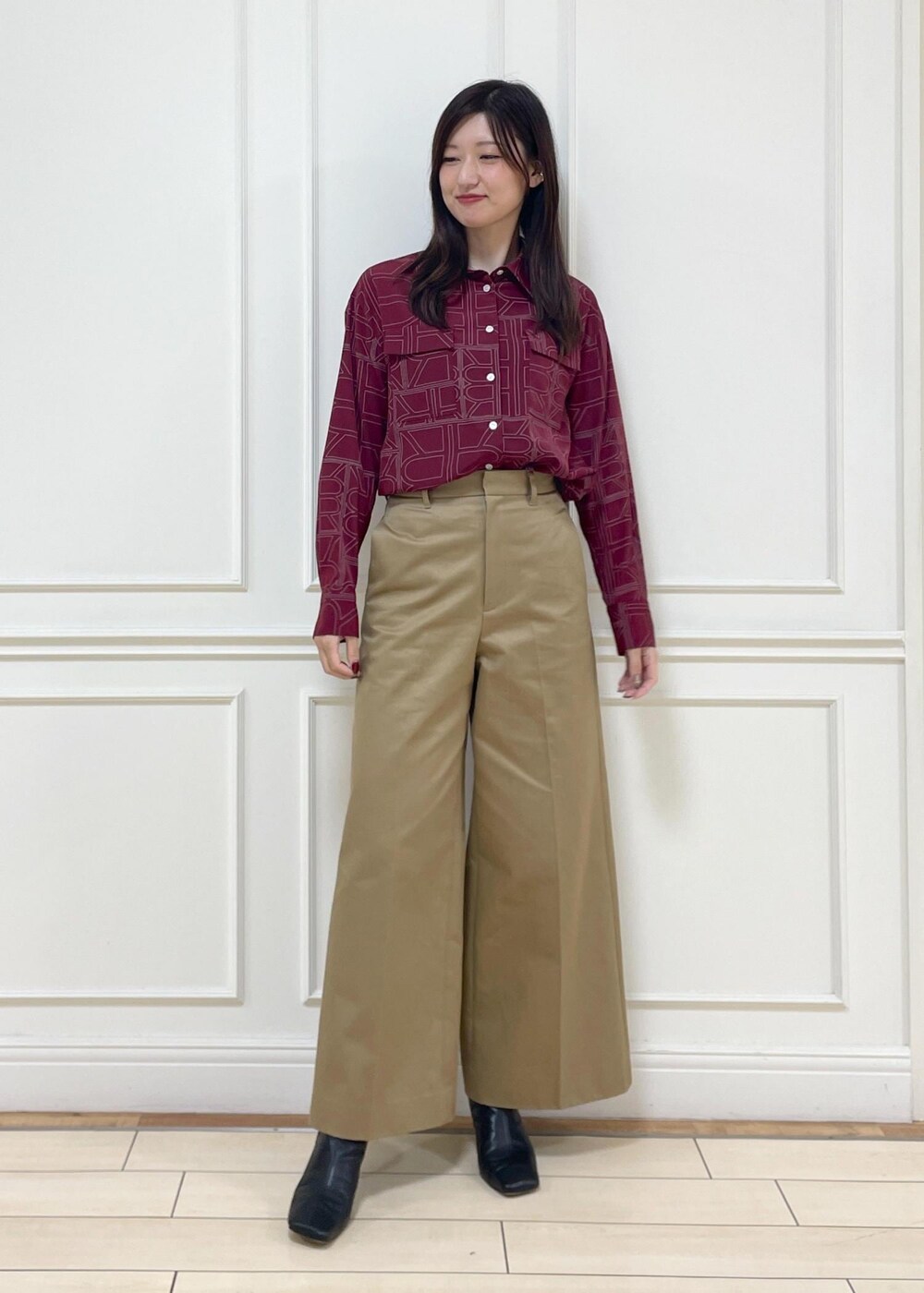 ベージュ系のハンドバッグ、ブラック系のブーツ、レッド系のシャツ/ブラウスを着用したレディースの秋コーディネートの5枚目の写真