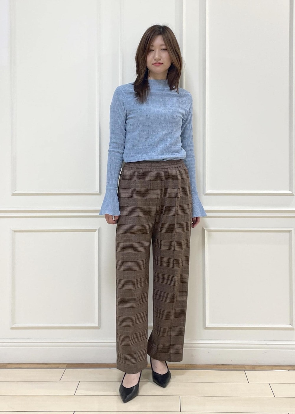 ホワイト系のトートバッグ、ブラウン系のその他パンツ、ブルー系のTシャツ/カットソーを着用したレディースの冬コーディネートの7枚目の写真