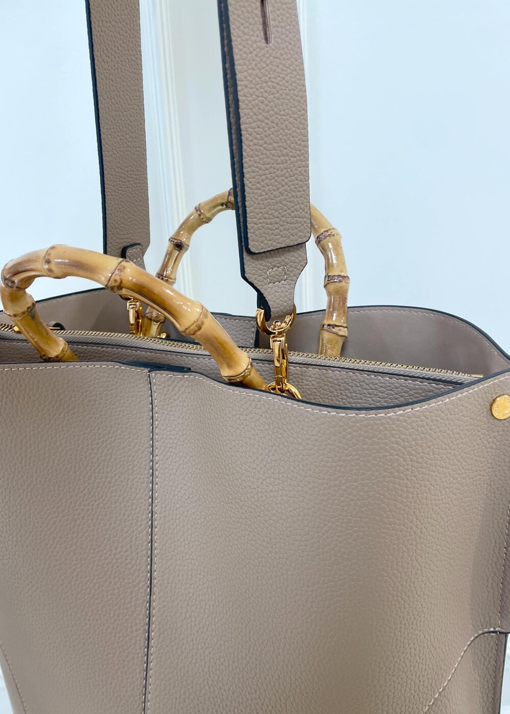 ホワイト系のシャツ/ブラウス、ベージュ系のその他パンツ、ベージュ系のトートバッグを着用したレディースの夏コーディネートの6枚目の写真