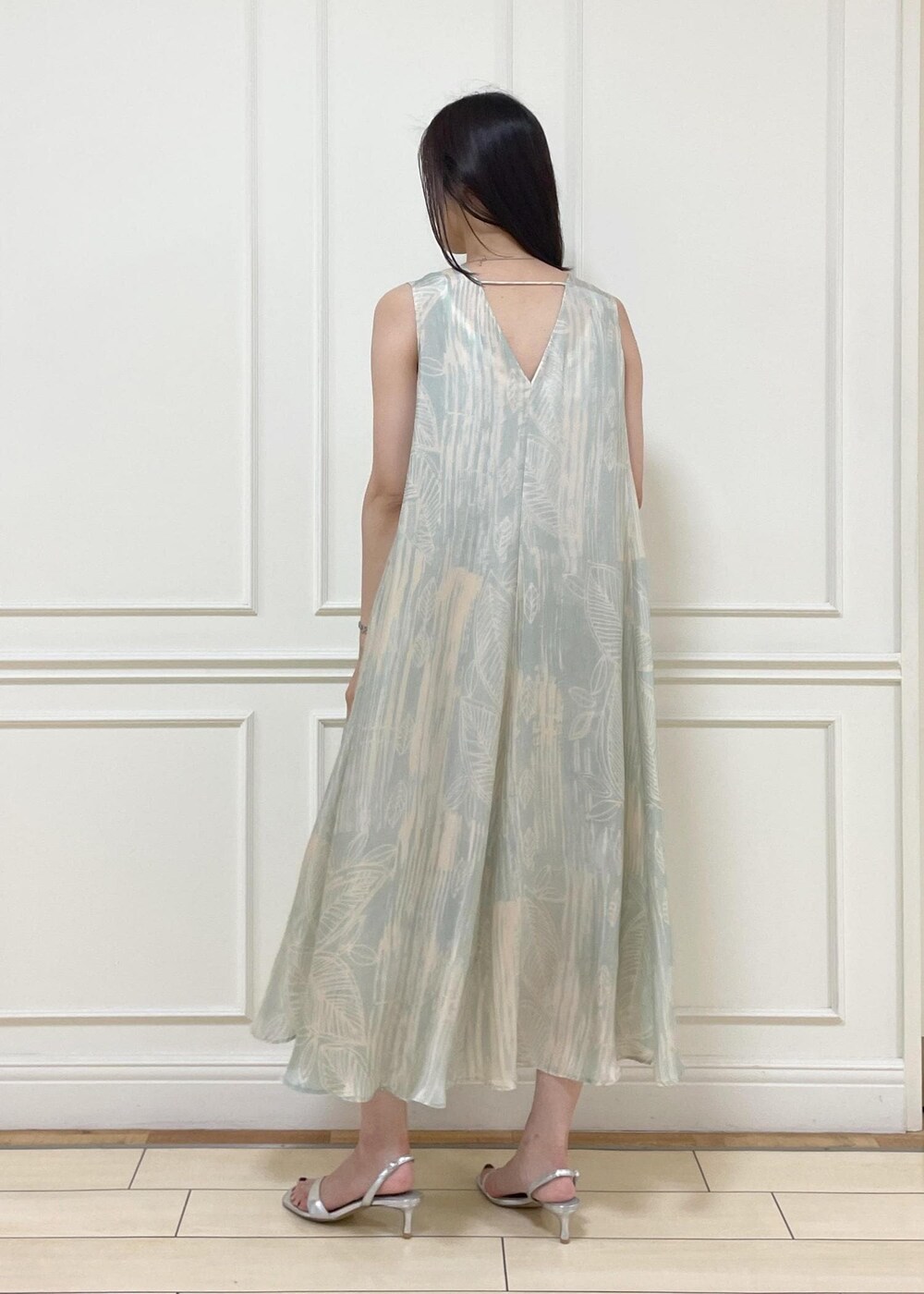 ホワイト系のハンドバッグ、シルバー系のサンダル、グリーン系のワンピースを着用したレディースの夏コーディネートの6枚目の写真