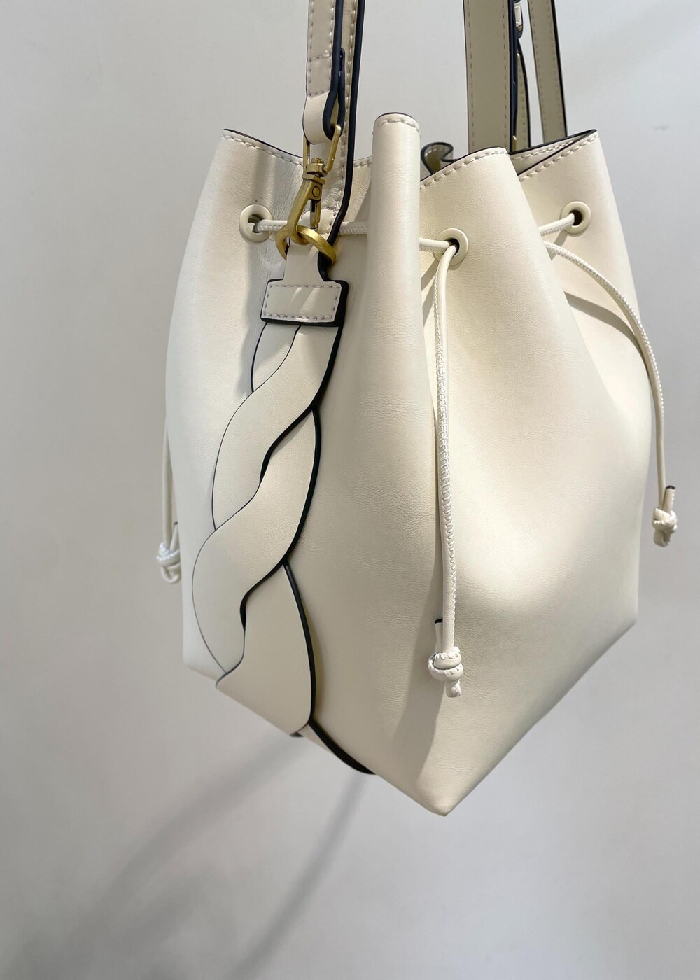 ホワイト系のTシャツ/カットソー、ブルー系のその他パンツ、ホワイト系のショルダーバッグを着用したレディースの春コーディネートの6枚目の写真