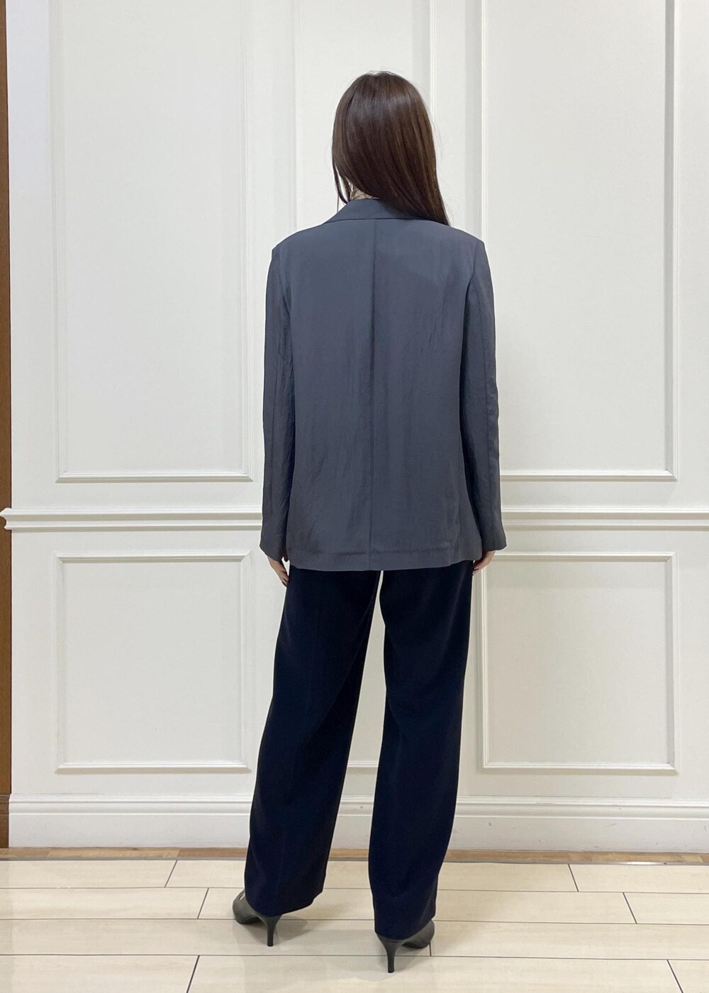 ホワイト系のトートバッグ、グレー系のテーラードジャケット、グレー系のニット/セーターを着用したレディースの秋コーディネートの5枚目の写真