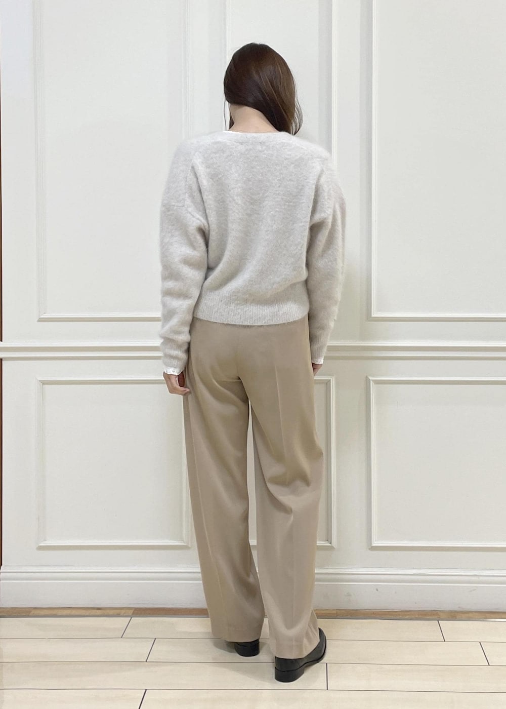 ブラック系のトートバッグ、ベージュ系のその他パンツ、ホワイト系のカーディガン/ボレロを着用したレディースの秋コーディネートの5枚目の写真