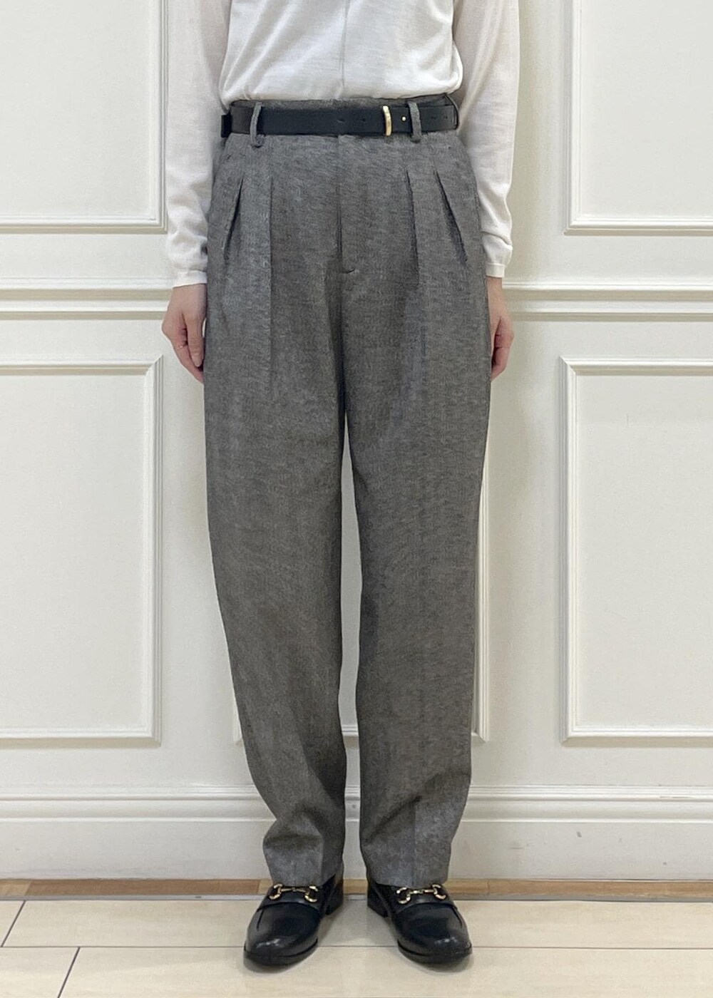 ホワイト系のハンドバッグ、ブラック系のローファー、ホワイト系のニット/セーターを着用したレディースの秋コーディネートの6枚目の写真