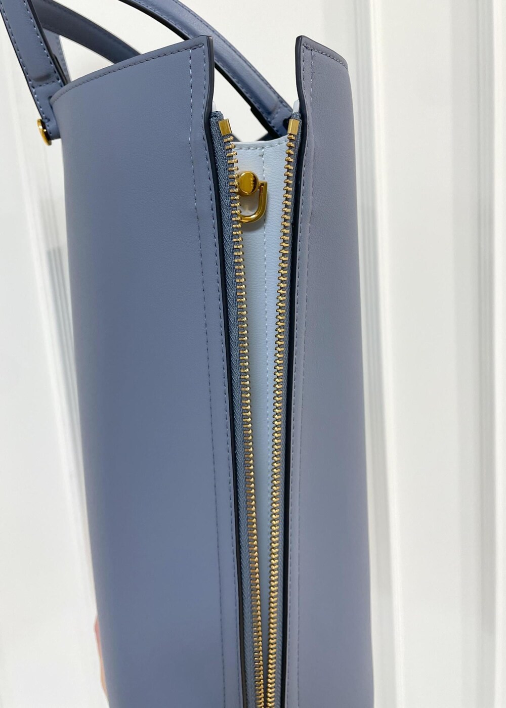 ブルー系のトートバッグ、ブルー系のテーラードジャケット、グリーン系のその他パンツを着用したレディースの秋コーディネートの10枚目の写真