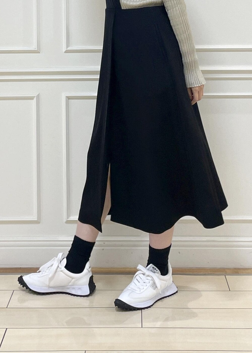 ブラック系のワンピース、ベージュ系のニット/セーター、イエロー系のハンドバッグを着用したレディースの秋コーディネートの5枚目の写真