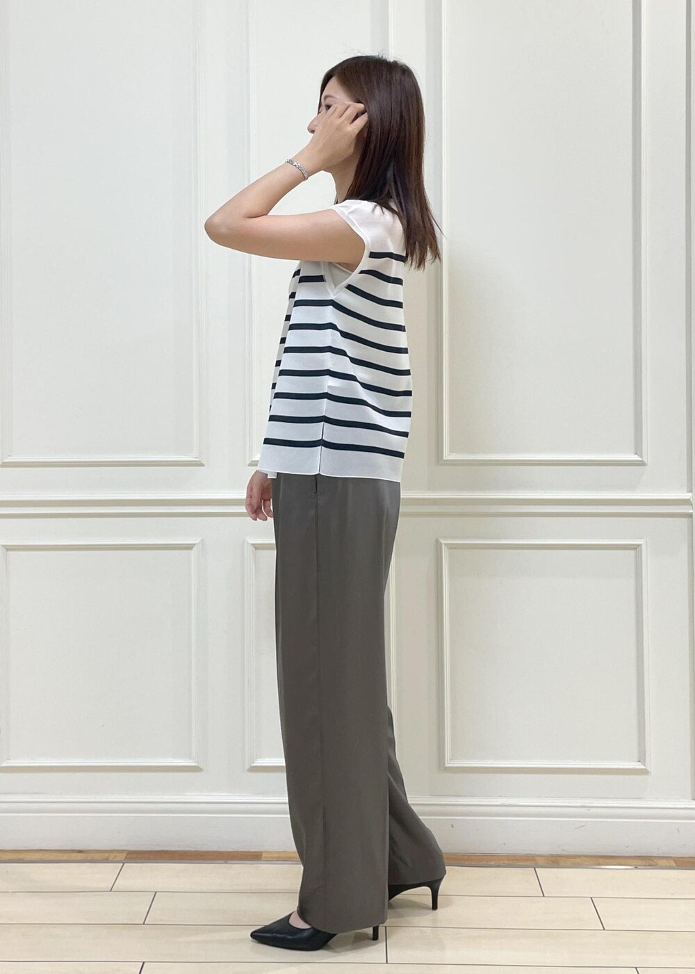 ブルー系のシャツ/ブラウス、グリーン系のその他パンツ、ブラック系のショルダーバッグを着用したレディースの秋コーディネートの3枚目の写真