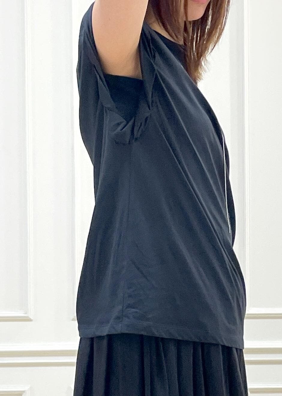 ブラウン系のトートバッグ、ベージュ系のテーラードジャケット、ブラック系のスカートを着用したレディースの夏コーディネートの8枚目の写真