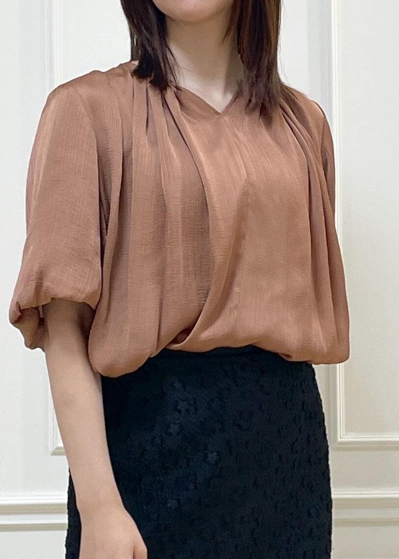 ブラック系のスカート、ホワイト系のハンドバッグ、レッド系のシャツ/ブラウスを着用したレディースの夏コーディネートの5枚目の写真