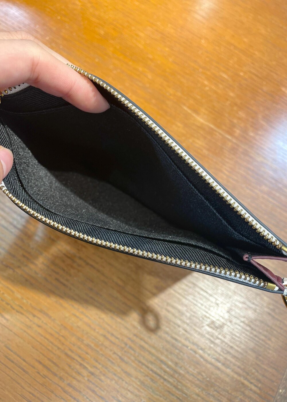 レッド系のタンクトップ、ベージュ系のショルダーバッグ、ブラック系のその他パンツを着用したレディースの夏コーディネートの8枚目の写真