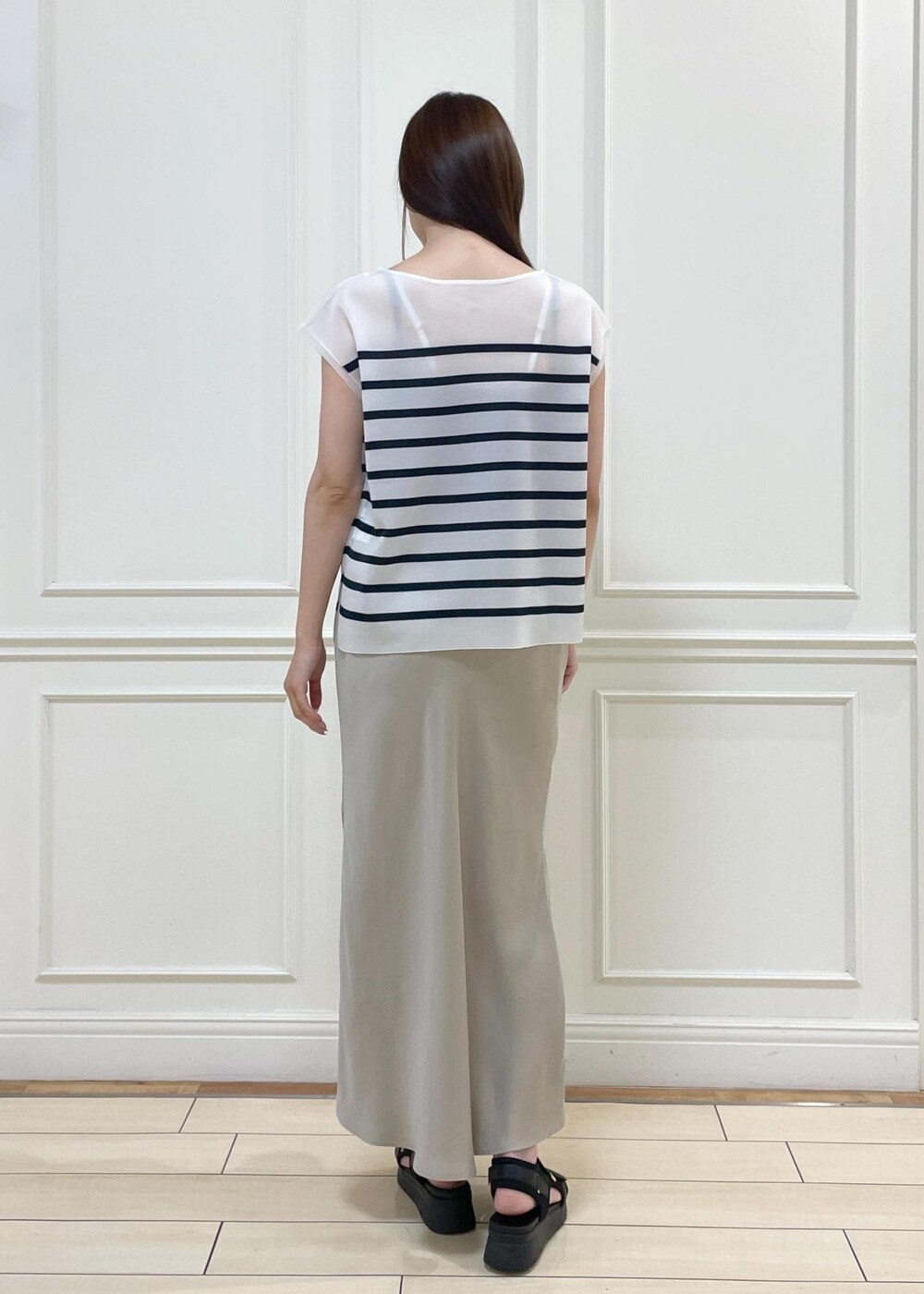 ベージュ系のショルダーバッグ、ベージュ系のスカート、ブルー系のシャツ/ブラウスを着用したレディースの夏コーディネートの4枚目の写真