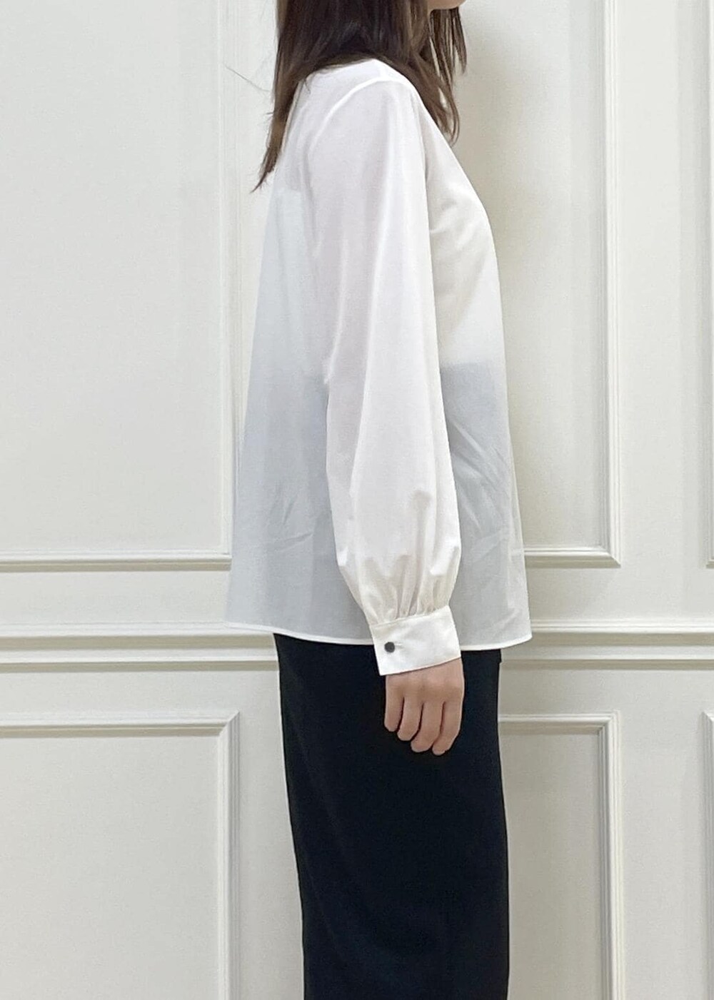 ホワイト系のトートバッグ、ブラック系のスカート、ホワイト系のシャツ/ブラウスを着用したレディースの秋コーディネートの9枚目の写真