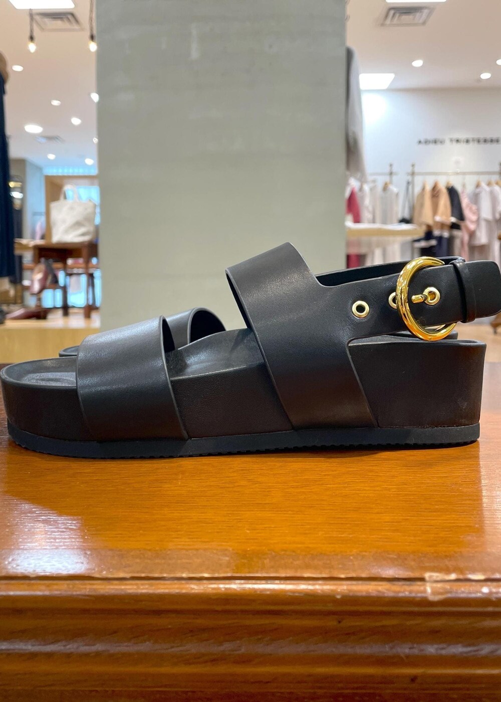 ブラック系のショルダーバッグ、ブラック系のサンダル、ブラック系のワンピースを着用したレディースの夏コーディネートの10枚目の写真