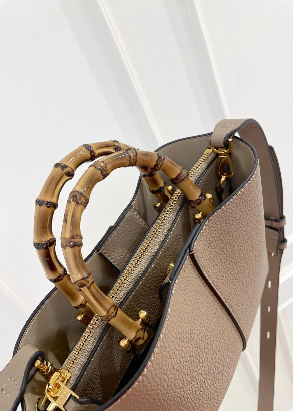 レッド系のニット/セーター、ブラック系のスカート、ベージュ系のハンドバッグを着用したレディースの秋コーディネートの9枚目の写真