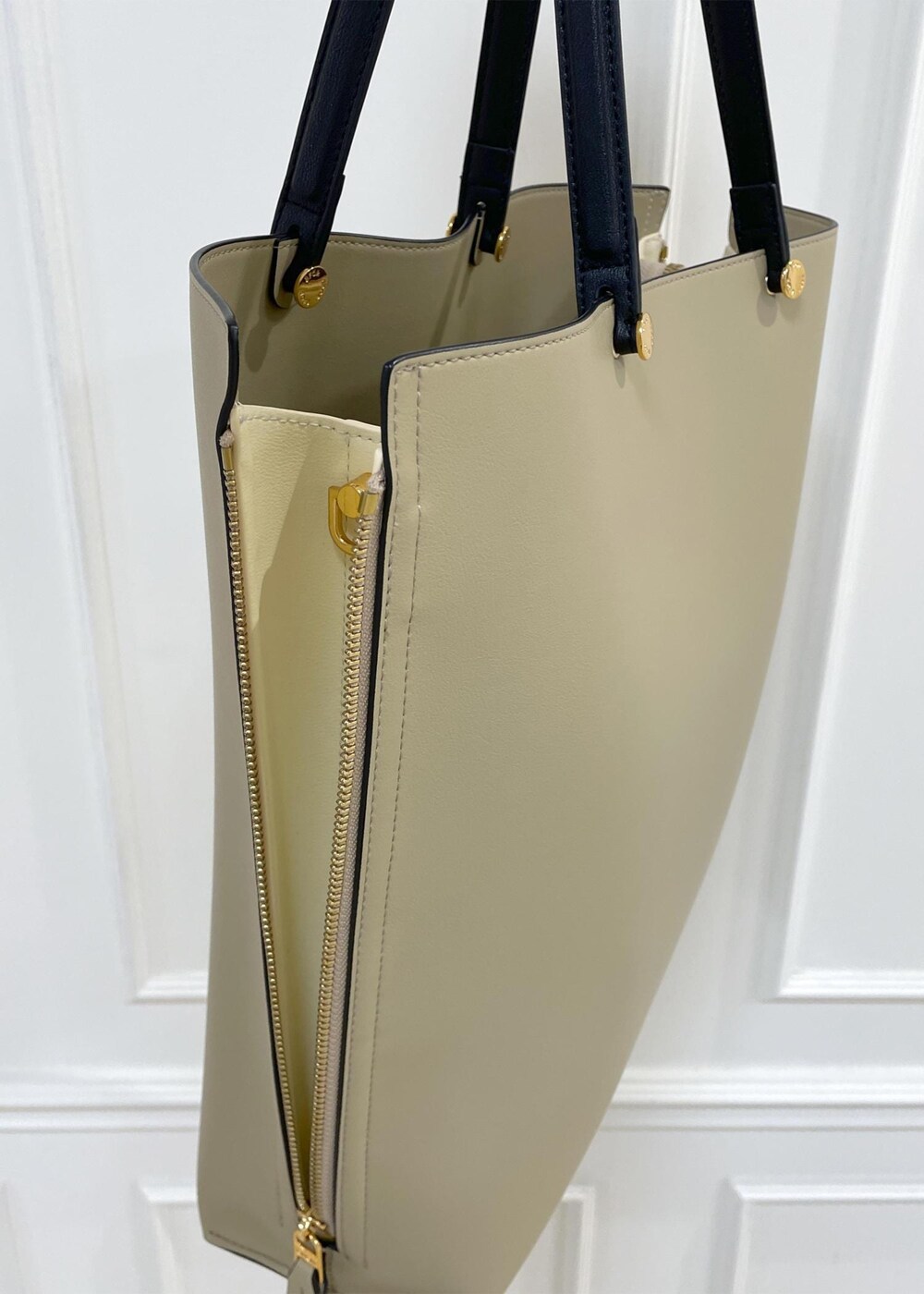 ベージュ系のトートバッグ、ブラック系のスカート、ホワイト系のシャツ/ブラウスを着用したレディースの秋コーディネートの10枚目の写真