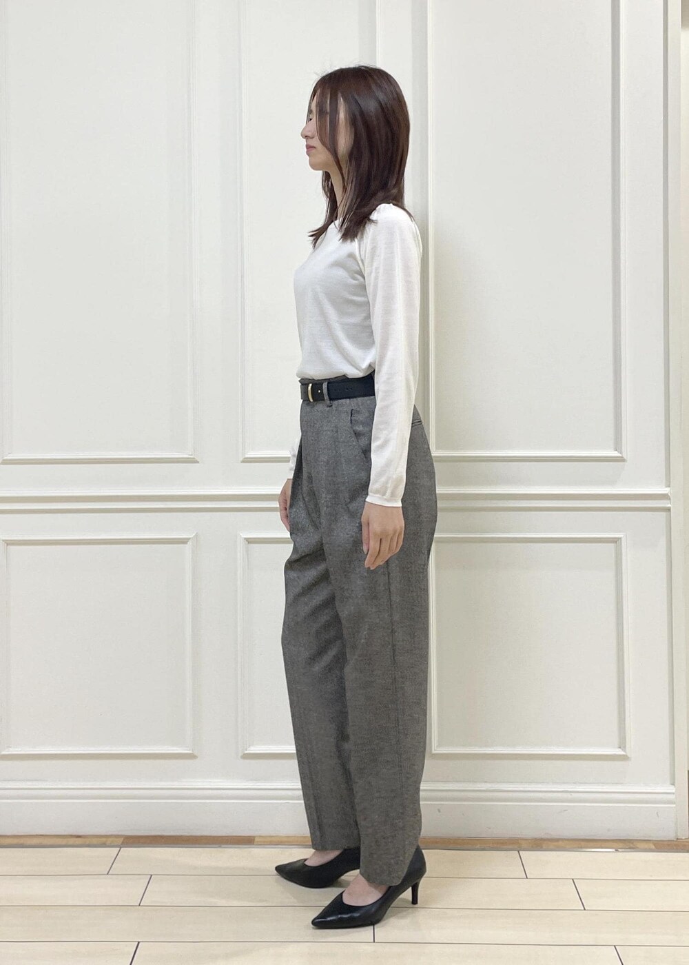 ブラック系のハンドバッグ、ホワイト系のカーディガン/ボレロ、ホワイト系のニット/セーターを着用したレディースの秋コーディネートの6枚目の写真