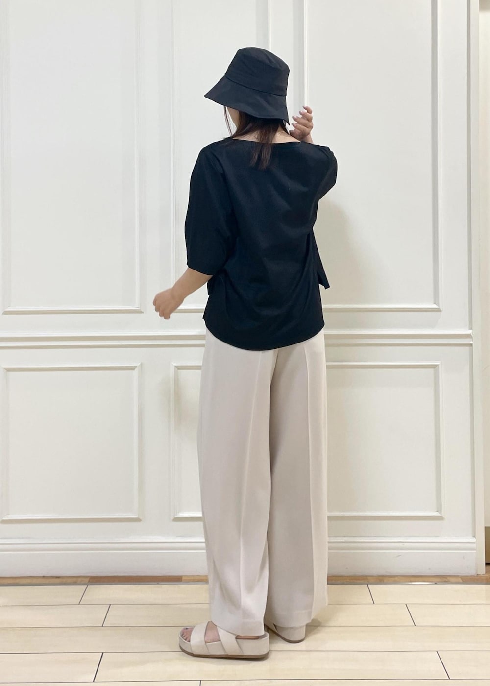 ベージュ系のサンダル、ブラック系のTシャツ/カットソー、ベージュ系のその他パンツを着用したレディースの夏コーディネートの4枚目の写真